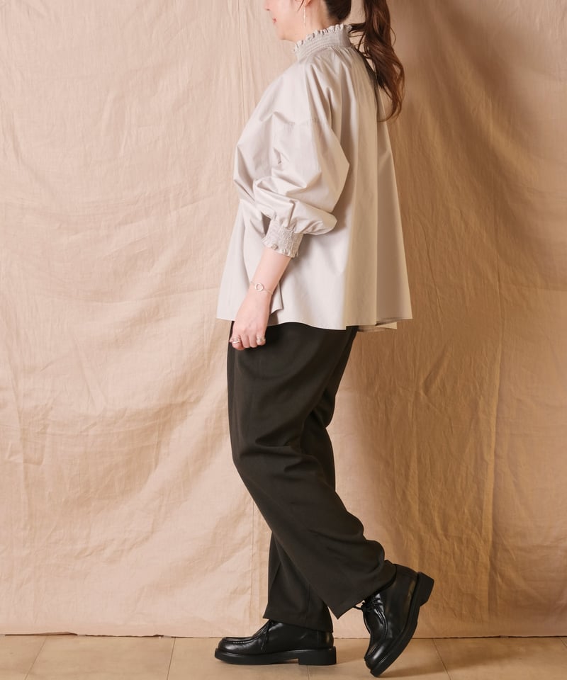 UNIVERSAL TISSU】モックネックシャーリングブラウス/UT244BL023 UNIVERSAL TISSU】モックネックシャーリングブラウス/UT244BL023