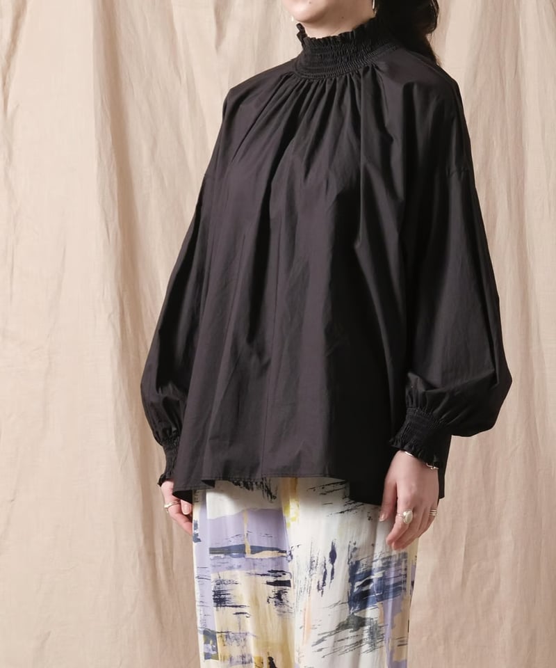 UNIVERSAL TISSU】モックネックシャーリングブラウス/UT244BL023 UNIVERSAL TISSU】モックネックシャーリングブラウス/UT244BL023