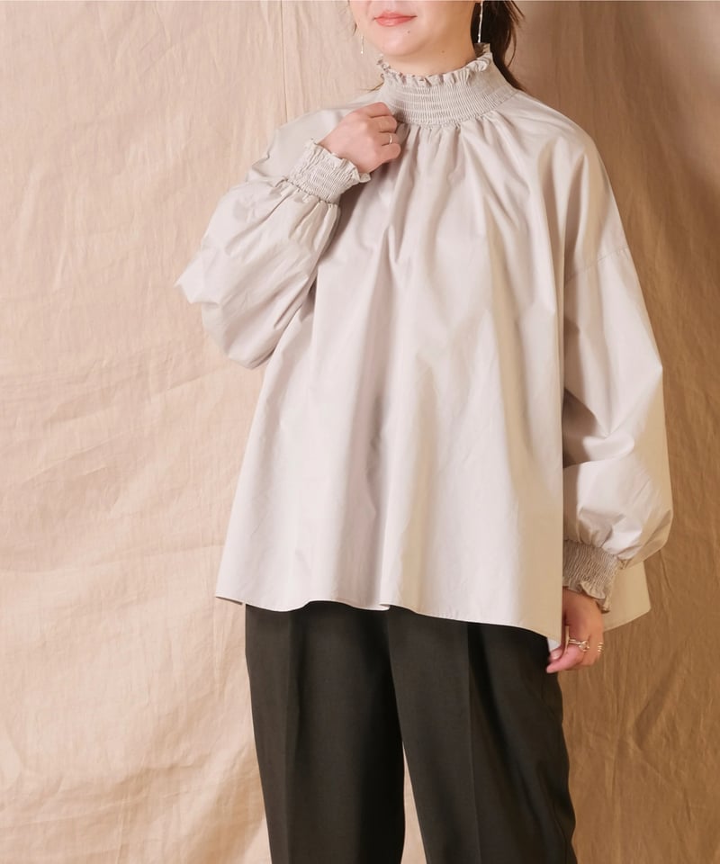 UNIVERSAL TISSU】モックネックシャーリングブラウス/UT244BL023 UNIVERSAL TISSU】モックネックシャーリングブラウス/UT244BL023