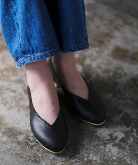 【DELMONACO】V-noji pumps/black