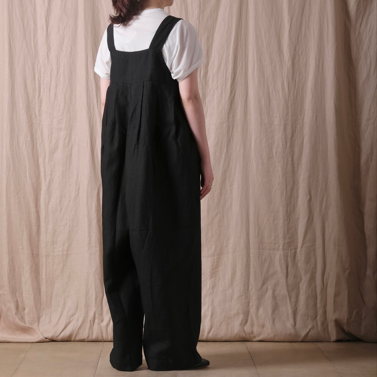 UNIVERSAL TISSU】トリプルワッシャーリネン タックサロペットパンツ