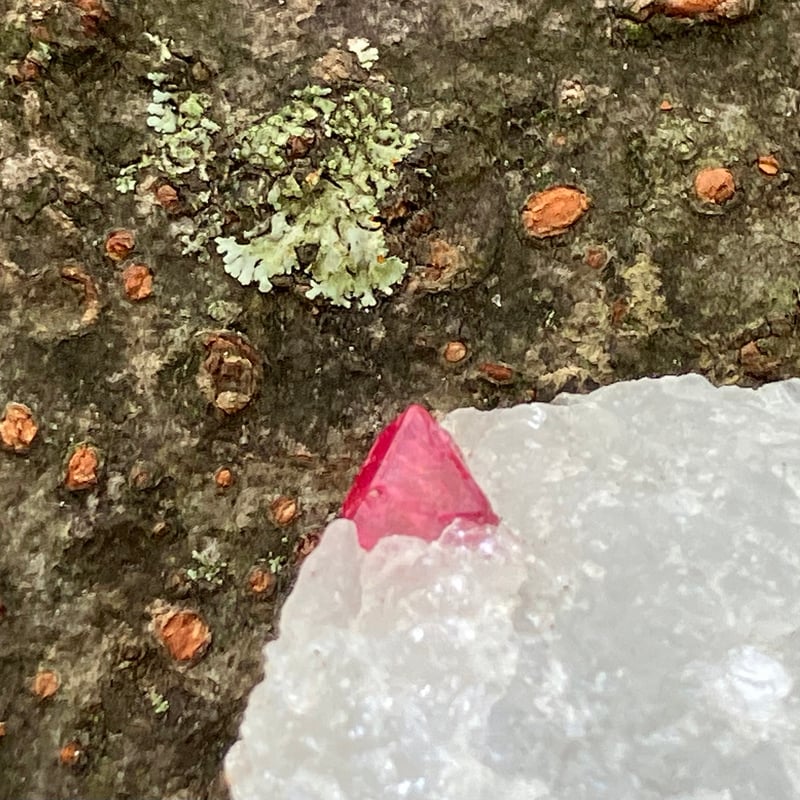 ミャンマー産 スピネル 母岩付き原石 ミャンマー産 レッドスピネル 母