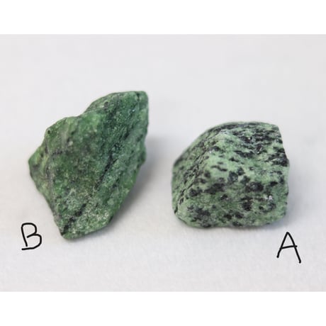 天然石　緑簾石（Epidote）エピドート　鉱物