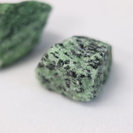 天然石　緑簾石（Epidote）エピドート　鉱物