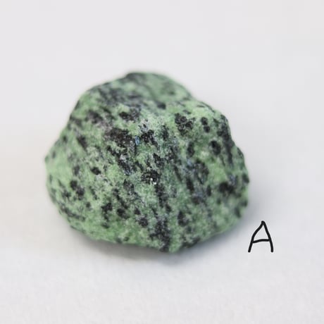天然石　緑簾石（Epidote）エピドート　鉱物