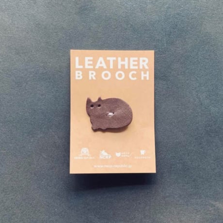 Feline-shaped Leather Brooch K. Plumpy Cat