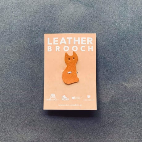 Feline-shaped Leather Brooch Q. Mincing Cat