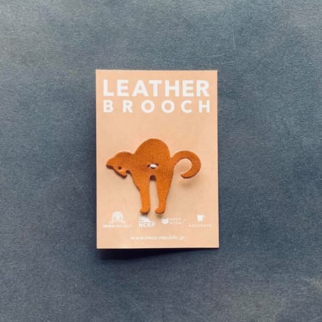 Feline-shaped Leather Brooch L. Stretching Cat