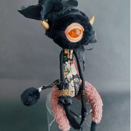 A猫 モノクロな幻獣アートドール【ハンドメイド 人形 猫 ぬいぐるみ ハンドメイド アートドール 黒猫幻獣 アートドール | STORES