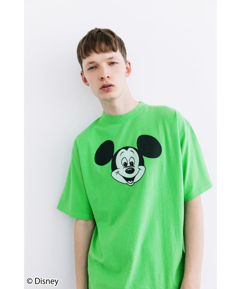 Goodフェード ディズニー Tシャツ 頬杖 お座り 青パン ミッキー 緑 Disney / TEE（ミッキー）【WCJ-GC-050GRN01】 | WCJ OFFIC
