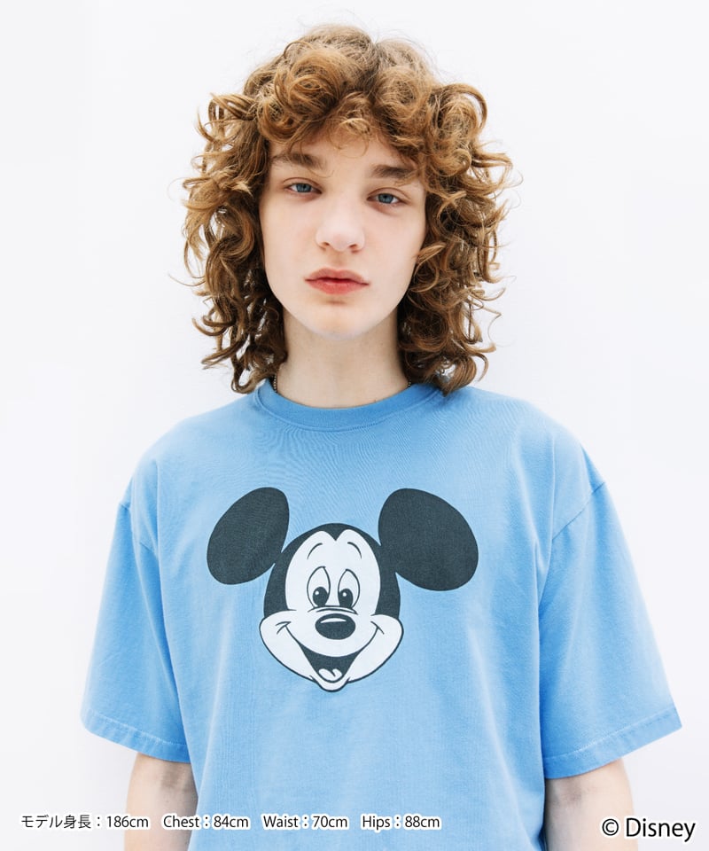 Goodフェード ディズニー Tシャツ 頬杖 お座り 青パン ミッキー 緑 Goodフェード ディズニー Tシャツ 頬杖 お座り 青パン ミッキー