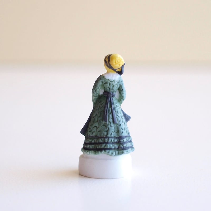 新品・未使用】フランス各地の伝統衣装フェーヴ12点コンプフランス送料込み