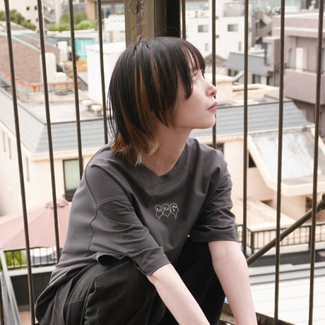 #04 Logo Tee
