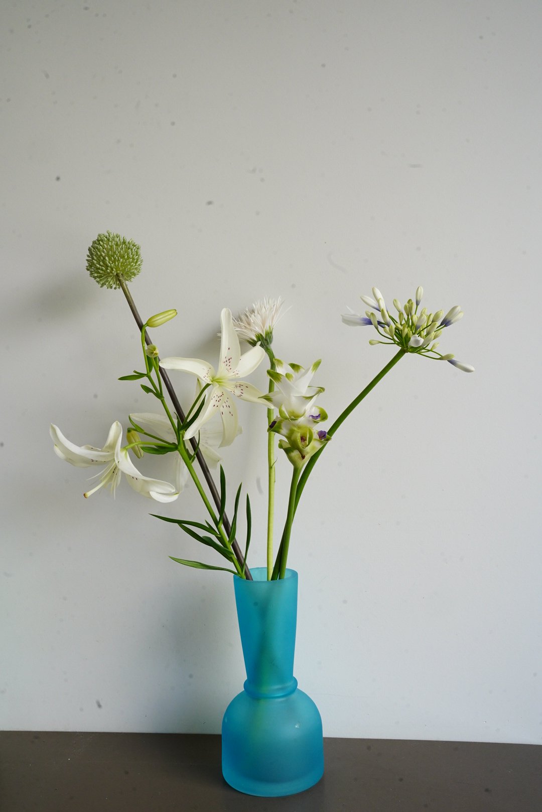 花瓶に春 マーブルの涙のフラワーベース つやありブルー 一輪挿し 花器