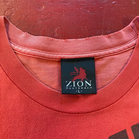 エルヴィス プレスリー・キックド マイ アス・バック イン '72 Tシャツ (U.S.A. 中古衣料品)