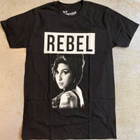 エイミー ワインハウス・レベル バック トゥ ブラック Tシャツ (ブラック)
