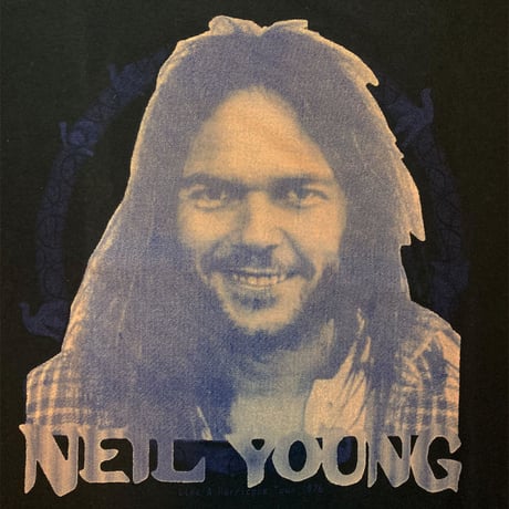 ニール ヤング・『渚にて』1974・フォトセッション Tシャツ (2000's Vintage) (U.S.A. 中古衣料品)