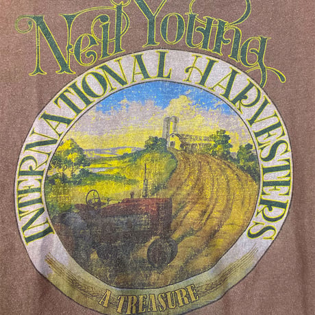 ニール ヤング・インターナショナル・ハーヴェスターズ・トレジャー Tシャツ (1984-1985 U.S. tour) (U.S.A. 中古衣料品)