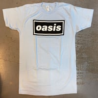 オアシス・クラシック ロゴ・ヴィンテージ スタイル Tシャツ (ライト ブルー)
