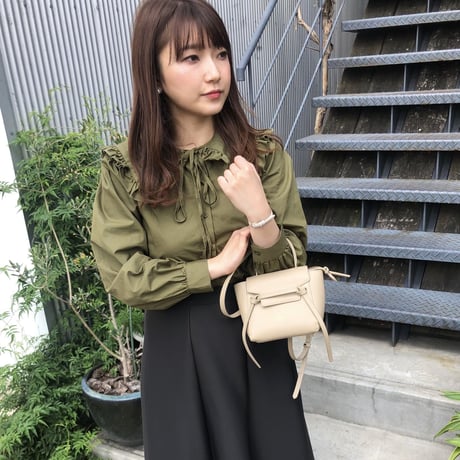 フリルカラーブラウス