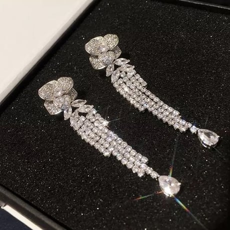フラワービジュータッセルピアス