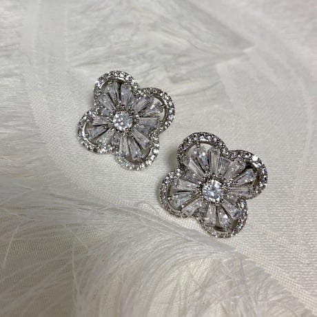 リュクスフラワーピアス