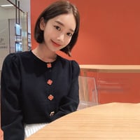 フラワーボタンニット
