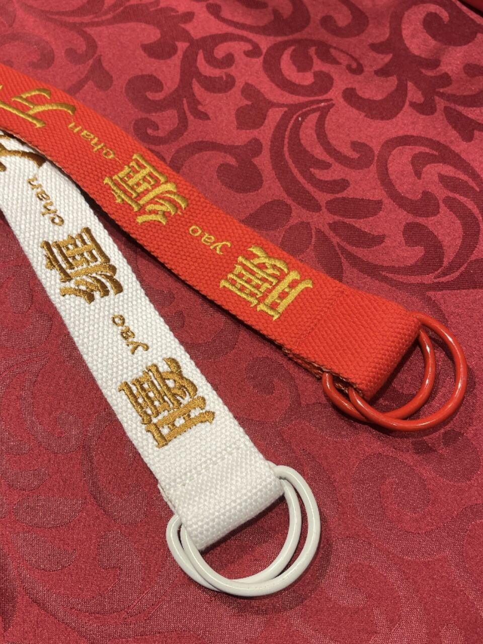 消防服と一緒に蔵から出てきたベルトのような物　伝統的な刺繍の布製ベルト Amazon | 消防団マーク入り ローラーバックル40mm幅ナイロンベルト