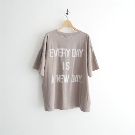 人気完売品 / MUSE de Deuxieme Classe別注 / REMI RELIEF / A NEW DAY T-SH / 24070521003630 / 2509-0516