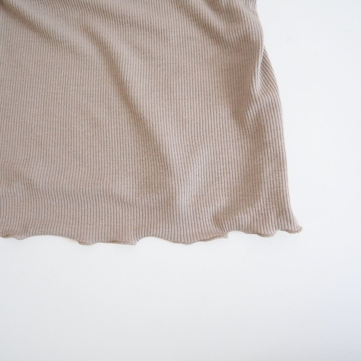 【完売品】THE NEWHOUSE PEONY CAMISOLE ベージュ S 完売品】THE NEWHOUSE PEONY CAMISOLE ベージュ S - メルカリ