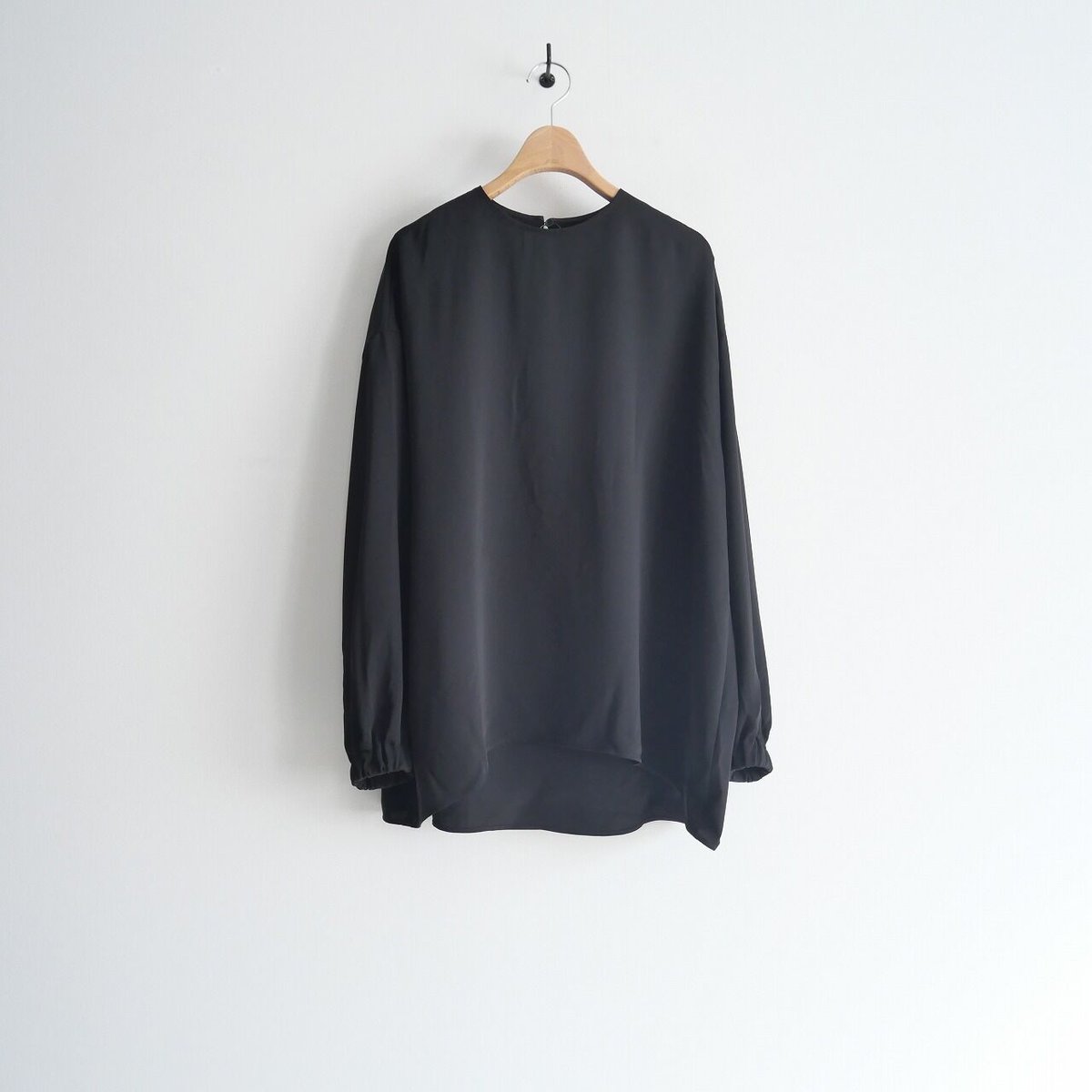 2022 / LOHEN / 袖ゴムバックデザインブラウス / LH22A-BL044 / 2