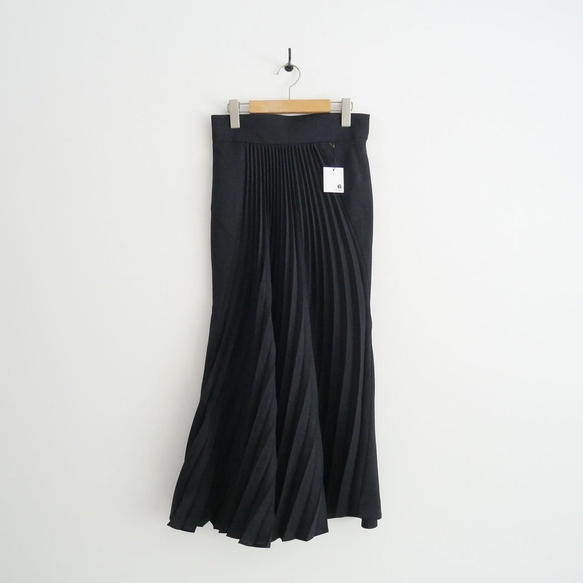 2021 / Mame Kurogouchi / Curved Pleated Skirt /