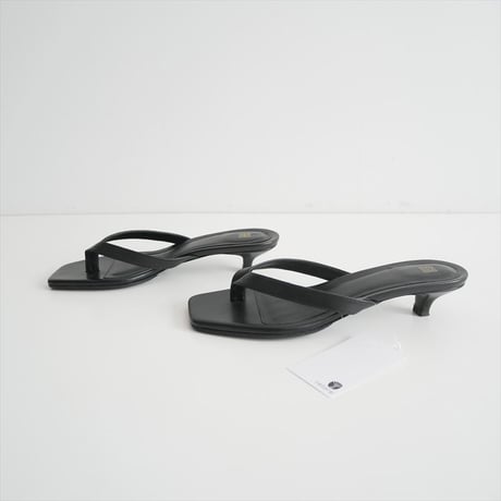 継続販売品 / toteme Leather heeled flip flops black 205-906-819 / 2605-0704
