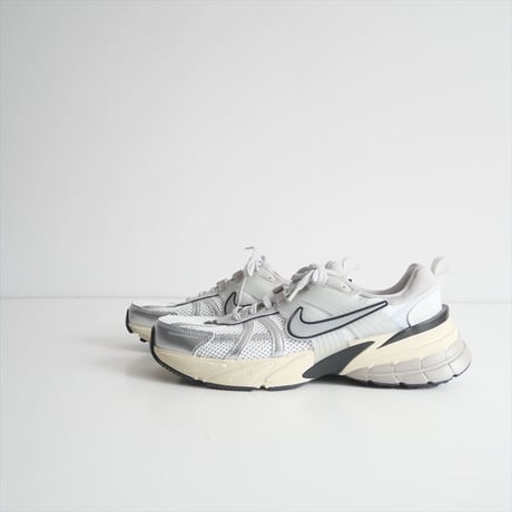 2025SS今季新作 / 未使用 / HERRINGBONE購入品 / NIKE / V2K RUN HJ4497-100 / 25093147011110 / 2503-0238