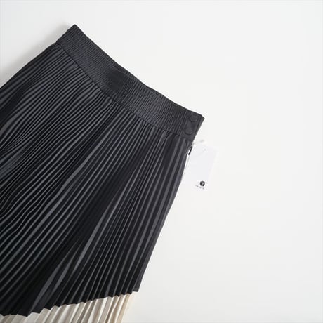 2024AW・人気完売品 / HYKE / TAFFETA PLEATED PANELED SKIRT / 14151 / 2501-0613