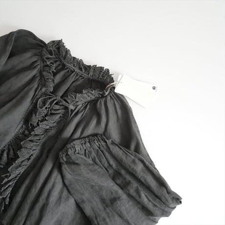 2025SS nest Robe リネン備長炭染めスカラフリルブラウス 01251-10502606-0084