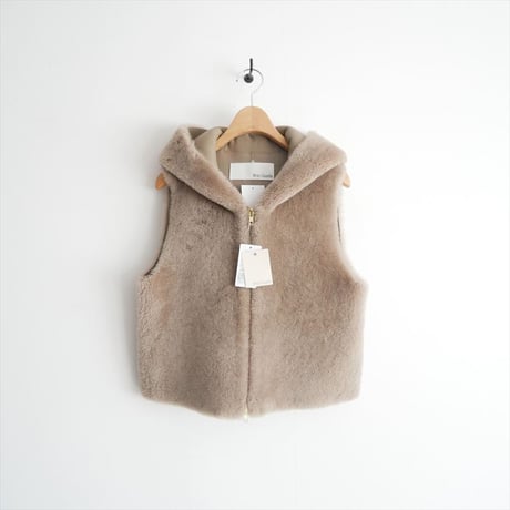 2025AW・人気完売品 / 未使用 / Whim Gazette / ムートンフードジレ / WGZ1052207A0001 / 2601-0935