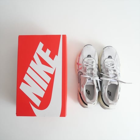 2025SS今季新作 / 未使用 / HERRINGBONE購入品 / NIKE / V2K RUN HJ4497-100 / 25093147011110 / 2503-0238