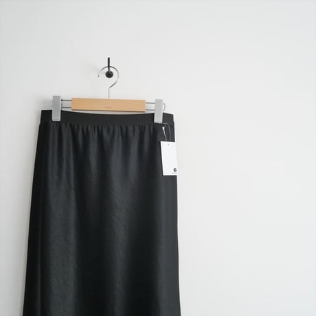 2023・人気完売品 / DEUXIEME CLASSE / Minimal Satin Midi スカート / 23060500816010 / 2411-2095