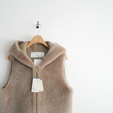 2025AW・人気完売品 / 未使用 / Whim Gazette / ムートンフードジレ / WGZ1052207A0001 / 2601-0935