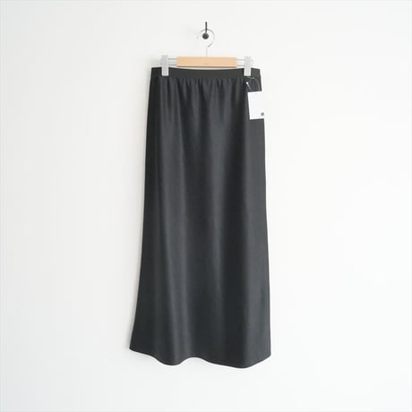 2023・人気完売品 / DEUXIEME CLASSE / Minimal Satin Midi スカート / 23060500816010 / 2411-2095
