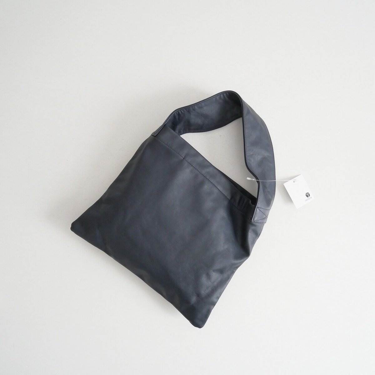 argue アーギュ square day bag navy - バッグ