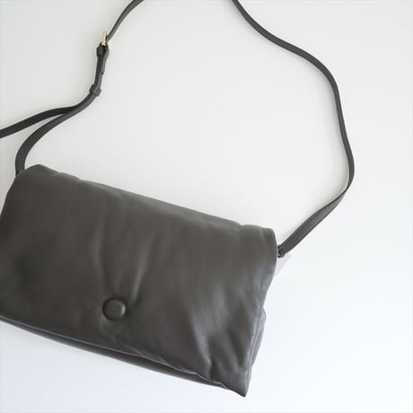 2023AW / 未使用 / FRAMeWORK購入品 / GAVA MILANO / パフィーフラットショルダーBAG / 23092230004230 / 2404-0717