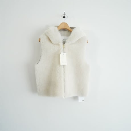 2025AW今季・人気完売品 / 未使用 / Whim Gazette / ムートンフードジレ / WGZ1052207A0001 / 2512-0512