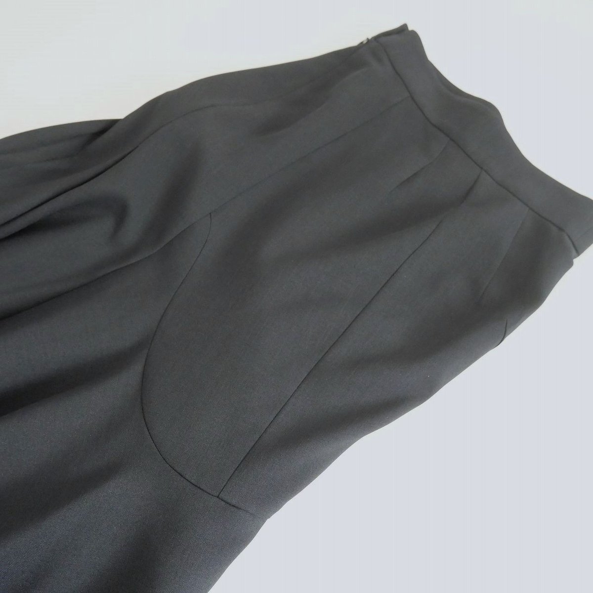 2021 / Mame Kurogouchi / Curved Pleated Skirt /