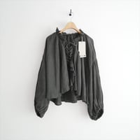 2025SS nest Robe リネン備長炭染めスカラフリルブラウス 01251-10502606-0084