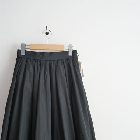2024AW・人気完売品 / 未使用 / IENA / メモリータフタフレアスカート / 24060900516040 / 2505-0862