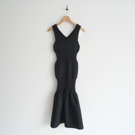 2025SS今季新作 / CFCL / FLUTED V-NECK SLEEVELESS MERMAID DRESS / CF009KH071 / 2502-0737