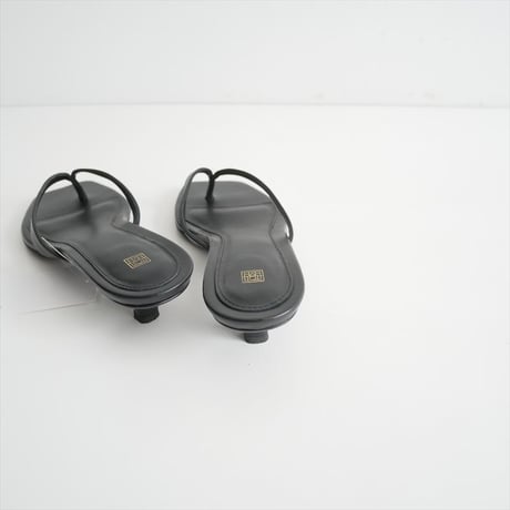 継続販売品 / toteme Leather heeled flip flops black 205-906-819 / 2605-0704