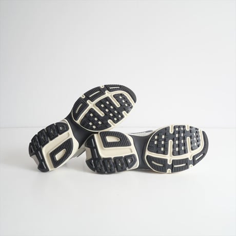 2025SS今季新作 / 未使用 / HERRINGBONE購入品 / NIKE / V2K RUN HJ4497-100 / 25093147011110 / 2503-0238